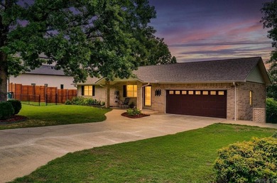 Welcome to this beautifully maintained spacious 3 bedroom, 2 - photo 1