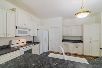 Beautiful home 2/2+den on a private dead-end road, the Very - photo 8