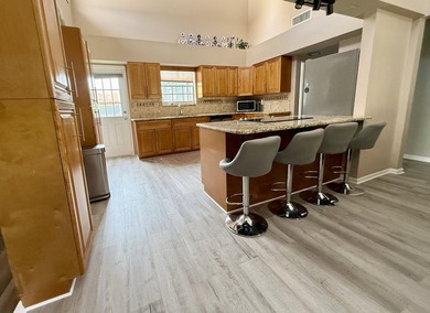Stunning Beautiful Home Relaxing Patio and 2 cars Garage. This - photo 3