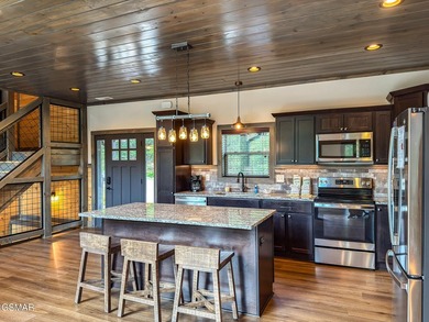 This stunning mountain home w/ 4 bedrooms 4 full bathrooms, 2 - photo 21