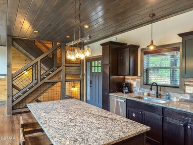 This stunning mountain home w/ 4 bedrooms 4 full bathrooms, 2 - photo 22