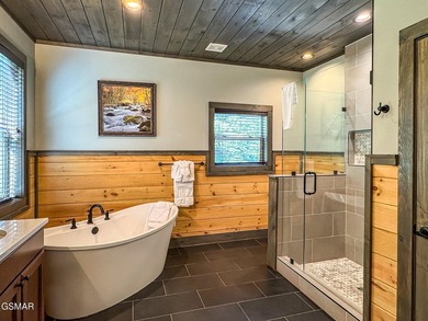 This stunning mountain home w/ 4 bedrooms 4 full bathrooms, 2 - photo 32