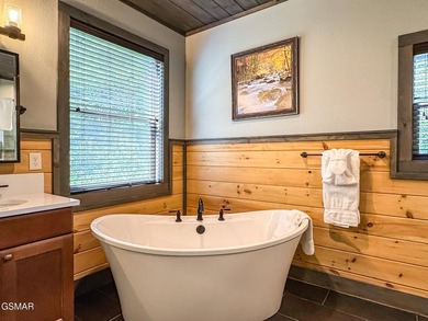 This stunning mountain home w/ 4 bedrooms 4 full bathrooms, 2 - photo 34