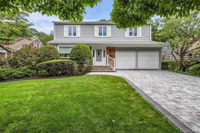 Welcome to this meticulously maintained 4-bedroom, 2.5-bathroom - photo 1