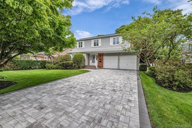 Welcome to this meticulously maintained 4-bedroom, 2.5-bathroom - photo 2
