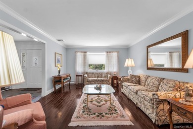 Welcome to this meticulously maintained 4-bedroom, 2.5-bathroom - photo 5