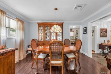 Welcome to this meticulously maintained 4-bedroom, 2.5-bathroom - photo 6