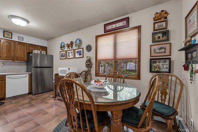 Welcome to this meticulously maintained 4-bedroom, 2.5-bathroom - photo 8
