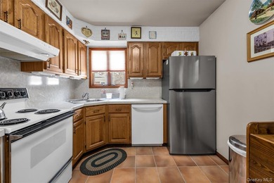 Welcome to this meticulously maintained 4-bedroom, 2.5-bathroom - photo 9