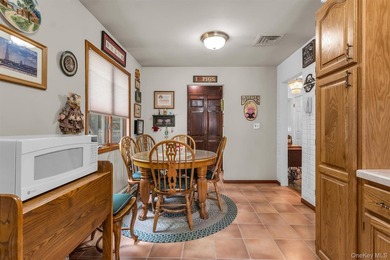 Welcome to this meticulously maintained 4-bedroom, 2.5-bathroom - photo 10
