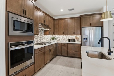 Welcome to this exceptional single-family residence in the Oak - photo 12