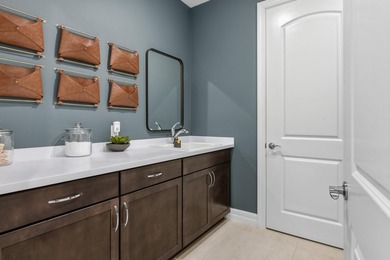 Welcome to this exceptional single-family residence in the Oak - photo 14