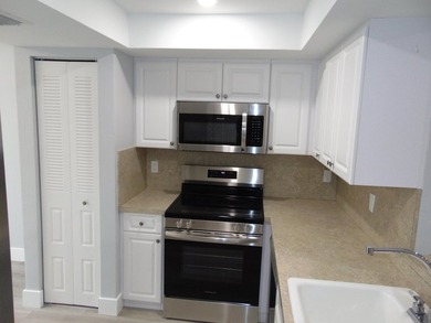 BEAUTIFUL ! MOVE RIGHT IN. GREAT UPDATED FIRST FLOOR CONDO IN - photo 2