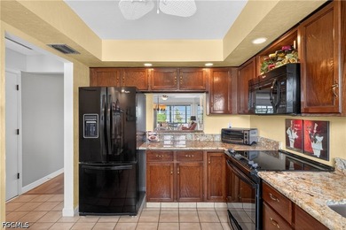 Welcome to easy, carefree living in this beautifully maintained - photo 4