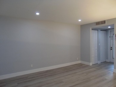 BEAUTIFUL ! MOVE RIGHT IN. GREAT UPDATED FIRST FLOOR CONDO IN - photo 8