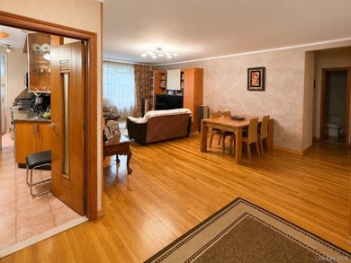 Custom Renovated 2 Full Bedroom, 1.5 bathroom Coop in Prime Rego - photo 3