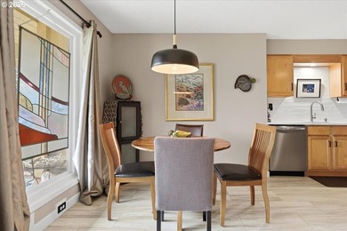 Beautifully renovated Shoreside East THIRD FLOOR mid-century one - photo 11