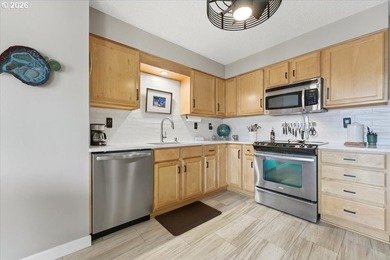 Beautifully renovated Shoreside East THIRD FLOOR mid-century one - photo 12