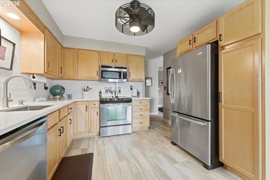 Beautifully renovated Shoreside East THIRD FLOOR mid-century one - photo 13
