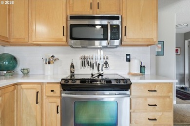 Beautifully renovated Shoreside East THIRD FLOOR mid-century one - photo 14