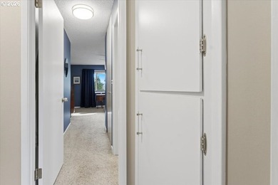 Beautifully renovated Shoreside East THIRD FLOOR mid-century one - photo 15