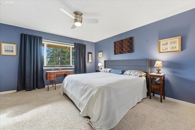 Beautifully renovated Shoreside East THIRD FLOOR mid-century one - photo 16
