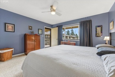 Beautifully renovated Shoreside East THIRD FLOOR mid-century one - photo 17