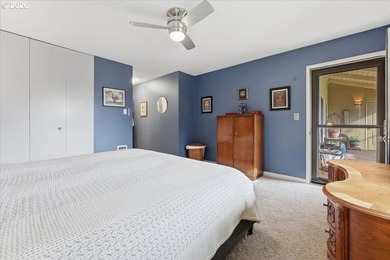 Beautifully renovated Shoreside East THIRD FLOOR mid-century one - photo 18