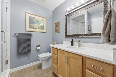 Beautifully renovated Shoreside East THIRD FLOOR mid-century one - photo 19