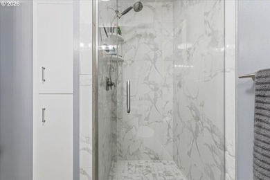 Beautifully renovated Shoreside East THIRD FLOOR mid-century one - photo 20