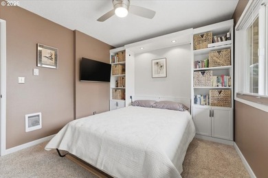 Beautifully renovated Shoreside East THIRD FLOOR mid-century one - photo 24
