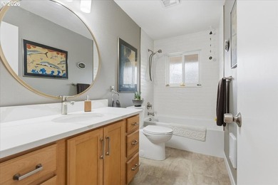 Beautifully renovated Shoreside East THIRD FLOOR mid-century one - photo 25
