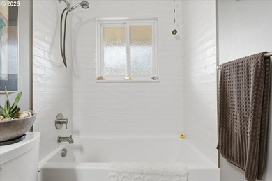 Beautifully renovated Shoreside East THIRD FLOOR mid-century one - photo 26