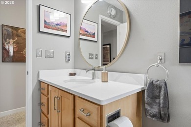 Beautifully renovated Shoreside East THIRD FLOOR mid-century one - photo 27