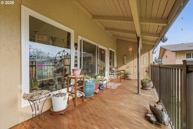 Beautifully renovated Shoreside East THIRD FLOOR mid-century one - photo 29
