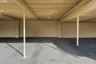 Beautifully renovated Shoreside East THIRD FLOOR mid-century one - photo 30