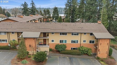 Beautifully renovated Shoreside East THIRD FLOOR mid-century one - photo 31