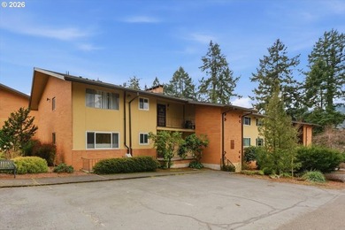 Beautifully renovated Shoreside East THIRD FLOOR mid-century one - photo 32