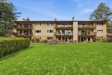 Beautifully renovated Shoreside East THIRD FLOOR mid-century one - photo 33