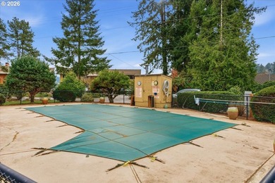 Beautifully renovated Shoreside East THIRD FLOOR mid-century one - photo 34