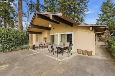Beautifully renovated Shoreside East THIRD FLOOR mid-century one - photo 35