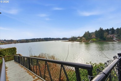 Beautifully renovated Shoreside East THIRD FLOOR mid-century one - photo 36