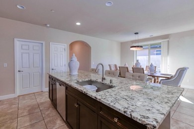 Elegant and sophisticated single-story home located on the golf - photo 12