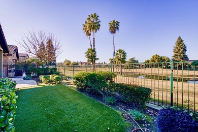 Elegant and sophisticated single-story home located on the golf - photo 27