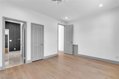Stunning, fully renovated home in the prestigious Las Vegas - photo 32