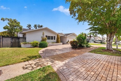 Beautifully maintained 4 Bedroom, 2.5 Bath home in a prime Miami - photo 3