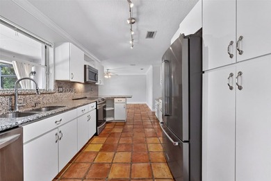 Beautifully maintained 4 Bedroom, 2.5 Bath home in a prime Miami - photo 5
