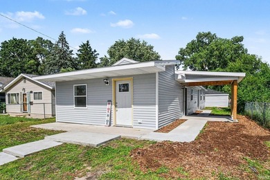 Welcome home to this beautifully remodeled 3-bedroom, 2-bath gem - photo 3