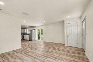 Welcome home to this beautifully remodeled 3-bedroom, 2-bath gem - photo 7