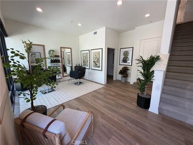 Live/Work Unit! Rare ground-floor dedicated workspace with a - photo 4